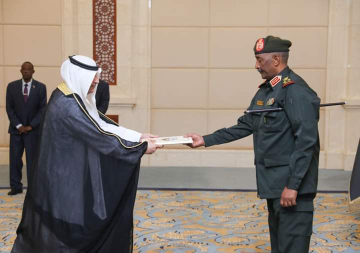 رئيس مجلس السيادة الإنتقالي يؤكد متانة العلاقات السودانية الكويتية
