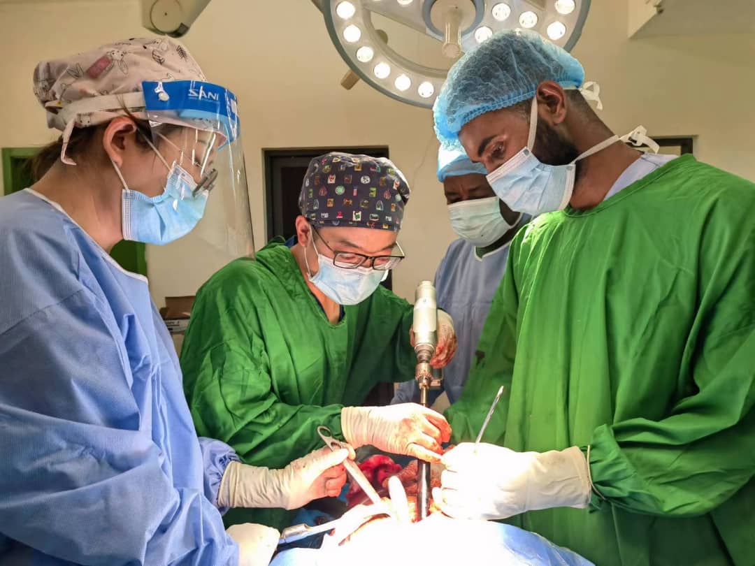 فریقی طبی صینی یجری عملية استبدال كامل لمفصل المخروقة بنجاح بمستشفي ابوعشر