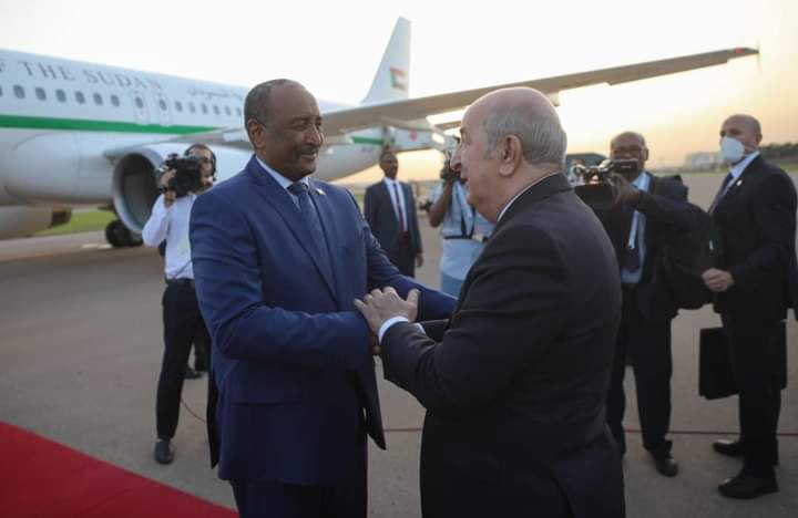 رئيس مجلس السيادة يصل الجزائر للمشاركة في القمة العربية