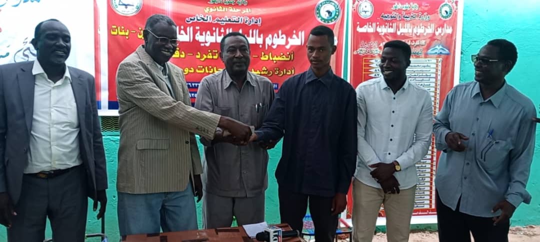 المدير التنفيذي لمحلية نيالا شمال يكرم الطالب الاول الشهادة بحنوب دارفور