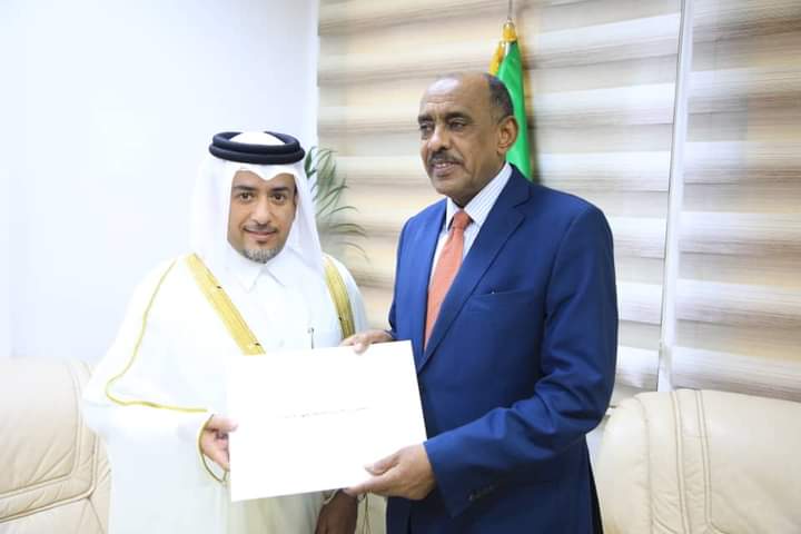 وزير الخارجية يتسلم نسخة من أوراق إعتماد سفير دولة قطر لدى السودان