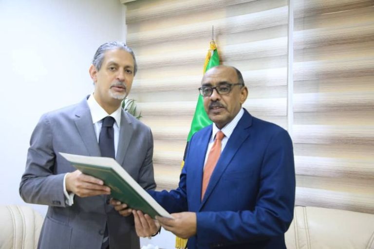 وزير خارجية السودان يتسلم اوراق اعتماد السفير المصري الجديد