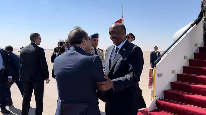 صور | رئيس مجلس السيادة يصل مصر العربية