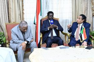 سفير السودان بالقاهرة يستقبل مجموعة من قدامى الإعلاميين والمذيعين ويبادلهم التهاني بتحرير الإذاعة والتلفزيون