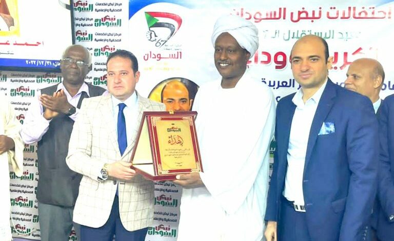 في حفل تكريمه ووداعه .. أحمد عدلي يهنئ الشعب السوداني بالإستقلال